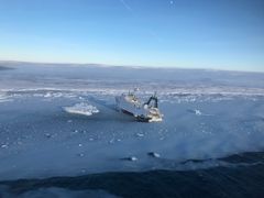 Tråleren Northguider havarerte i is i Hinlopenstedet ved Svalbard i 2019. Betre risikovurderingar kan bidra til å auke sjøsikkerheita i arktiske farvatn.(Foto: Sysselmannen på Svalbard)