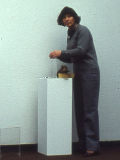 Magdalena Abakanowicz under installasjon av utstillingen Magdalena Abakanowicz. Organiske strukturer på Henie Onstad i 1977. Foto: Henie Onstad arkiv