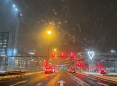 Januar er kald, mørk og glatt mange steder. Ikke bland det med stress bak rattet. Foto: Heidi Tofterå Slettemoen/Frende Forsikring.