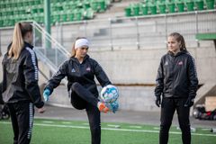 Hva kan kvinnelige fotballspillere lære oss om trening? Det er ett av mange spørsmål du få svar på i mini-videoene. Foto: Jonatan Ottesen / UiT