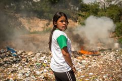 COP27 åpnet søndag 6. november i Sharm-el-Sheikh, Egypt. Her står 19 år gamle María Cortés, en klimaaktivist fra San Luis Jilotepeque og frivillig for Paz Joven i Guatemala, foran en brennene søppelhaug. — Min største drøm er å oppnå et «grønt» og bærekraftig samfunn, og at unge mennesker blir mer interessert i klimaendringer, sa hun. Foto: © UNICEF/UN0364267/Volpe.
