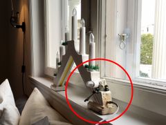 Mange har slik adventsstake i vinduet. Denne begynte å brenne om natten. Foto: Frende Forsikring