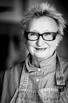 Ulla-Mari Brantenberg (74 år) hviler ikke på laurbærene. Alle verkene i "Etter katastrofen" er laget spesielt til utstillingen. Foto: Yann CM Bougaran