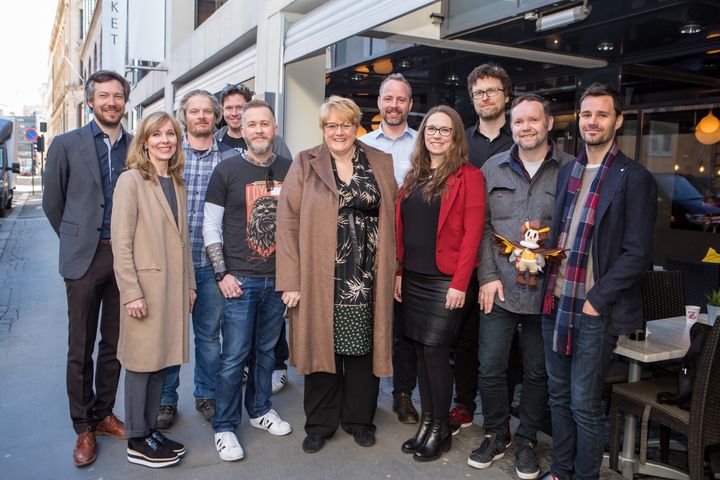 F.v. Håkon Nyhus fra Innovasjon Norge, Margit Klingen Daams fra Innovasjon Norge, Jørgen Tharaldsen fra Megapop, Henning Ludvigsen fra Rock Pocket Games (bakerst), Ivan Moen Rock fra Pocket Games, Kulturminister Trine Skei Grande, Bendik Stang fra Snowcastle Games, Anette Ståløy fra Dirtybit, Ragnar Tørnquist Red Thread Games, Jon Cato Lorentzen fra Krillbite, Jo-Remi Madsen fra D-Pad Studio. Foto: Charlotte Wiig/Innovasjon Norge