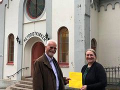 I slutten av april tok Anne Karin Zeitz for Bymisjonssenteret i Ålesund imot beviset på støtta dei har fått frå Kulturminnefondet. Det var Jon Birger Østby, nestleiar i Kulturminnefondets styre, som overleverte støtta. (Foto: Simen Bjørgen/Kulturminnefondet)