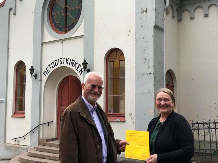 I slutten av april tok Anne Karin Zeitz for Bymisjonssenteret i Ålesund imot beviset på støtta dei har fått frå Kulturminnefondet. Det var Jon Birger Østby, nestleiar i Kulturminnefondets styre, som overleverte støtta. (Foto: Simen Bjørgen/Kulturminnefondet)