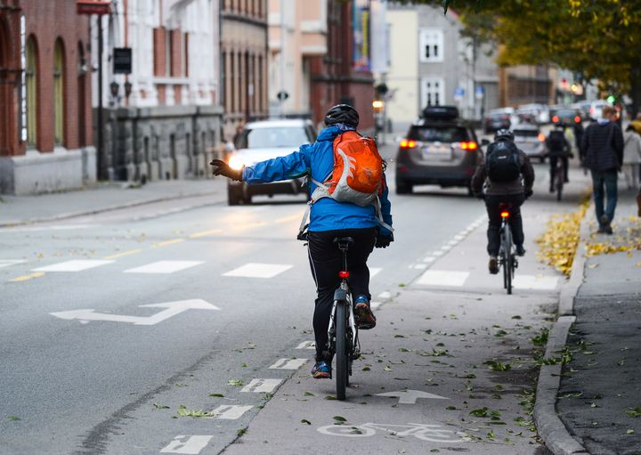 Det er viktig å vise tydelig tegn for hvor du skal og ha blikkontakt for å unngå ulykker. Foto: Statens vegvesen / Knut Opeide.