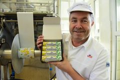 Meierisjef Tor Kåre Helland med eit av sine ettertrakta meieriprodukt. Foto: Olav Håland