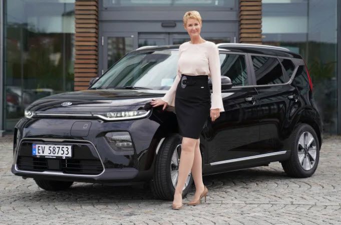"Nye e-Soul er nå ute hos alle våre forhandlere, og vi forventer de første kundebilene i juli/ august", sier Irene Solstad, administrerende direktør for Kia i Bertel O. Steen.