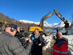 Lokalmedia var til stede for å dekke første spadetak på E8 Sørbotn-Laukslett. Foto: Erik Betten/Statens vegvesen