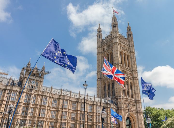 EUs og Storbritannias flagg utenfor parlamentsbygningen i London. Foto: iStock/Maddie Red Photography