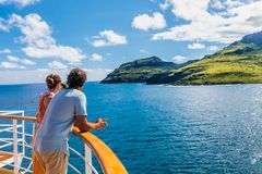 I følge en fersk undersøkelse fra YouGov drømmer vi om å reise langt av sted etter to år med pandemi. Her fra dekk utenfor Hawaii med Norwegian Cruise Line.