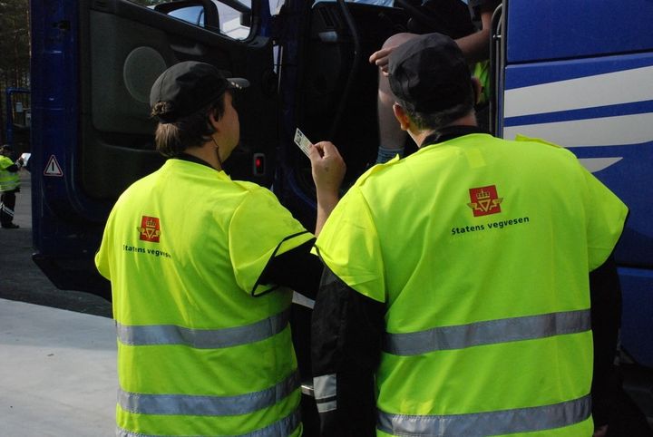 Med forlengelse av nasjonalt unntak kan sjåfører gjennomføre normal ukehvil i bilen. (Foto: Hans Chr. Østrem)
