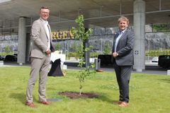 Rektor Dag Rune Olsen og lufthavndirektør Helge Eidsnes flankerer det nyplantede lommetørkle-treet