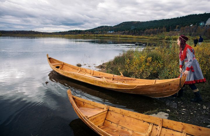 Sandra Márjá West set den sjølvbygde elvebåten sin på vatnet i Karasjoka. Det er få som kan kunsten å bygge elvebåtar i Sápmi. Foto: RiddoDuottarMuseat