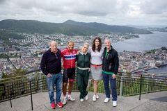 Johan Kaggestad, Dag Otto Lauritzen, Julie Strømsvåg, Ingrid Halstensen og Christian Paasche gleder seg til å gi seerne Sykkel-VM fra Bergen. Foto: Eivind Senneset, TV 2.
