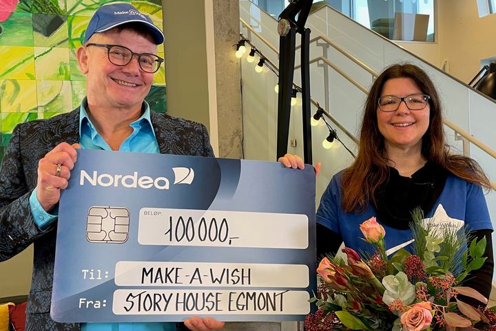 «Make-A-Wish» mottok ansatte i Story House Egmont sin julegave for 2021. Fv. Ole Martin Bjørklid, redaktør i Hjemmet, Kristin Anderssen, styreleder i Make-A-Wish Norge.