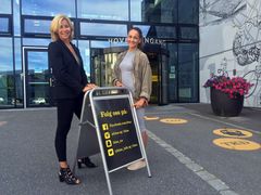 Prorektor Nina Waaler og studentambassadør Julie Christiansen gjør klart for opptaket