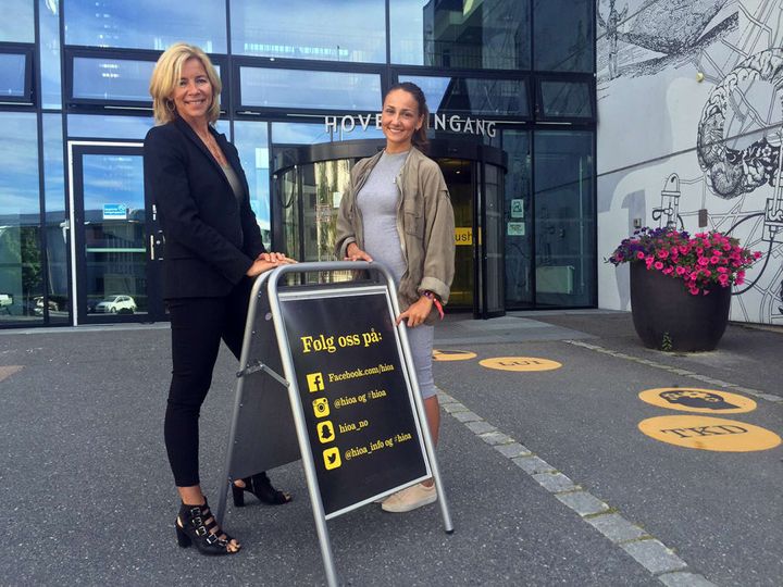 Prorektor Nina Waaler og studentambassadør Julie Christiansen gjør klart for opptaket