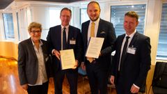 Bompengeavtale signert med Bompengeselskap Nord AS. F.v. Britt Skinstad Nordlund, nestleder i selskapet, Erling Adelstein Bortne, daglig leder i selskapet, samferdselsminister Jon Georg Dale og Frode Espen Enoksen, styreleder i selskapet. Foto: SD/Henrik Jonassen