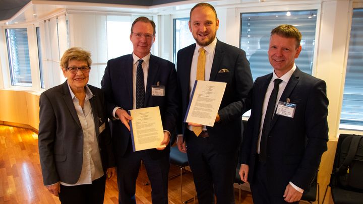 Bompengeavtale signert med Bompengeselskap Nord AS. F.v. Britt Skinstad Nordlund, nestleder i selskapet, Erling Adelstein Bortne, daglig leder i selskapet, samferdselsminister Jon Georg Dale og Frode Espen Enoksen, styreleder i selskapet. Foto: SD/Henrik Jonassen
