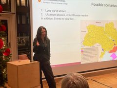Cecilie Hellestveit innleder. Foto: Knowit