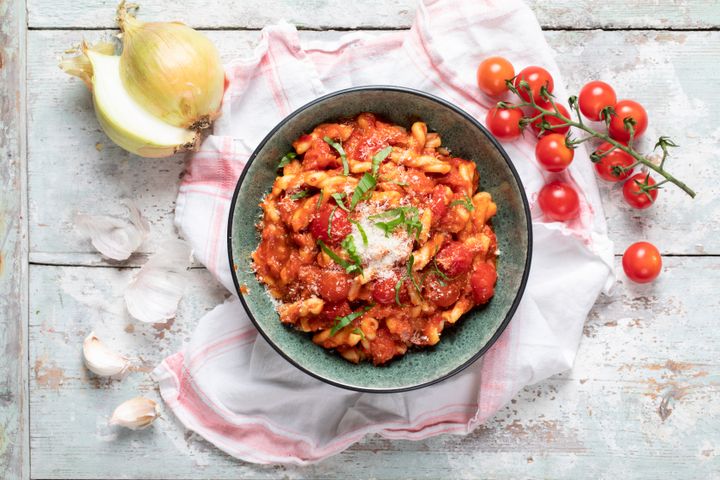 Presset økonomi? En god saus til pastaen med tomat, løk og gulrot gjør måltidet mye mer næringsrikt og mettende enn om du bare har på ketchup.
