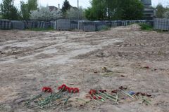 Stortingspresidenten besøkte stedet i Butsja der det ble funnet en massegrav etter at russiske styrker hadde trukket seg tilbake. Foto: Stortinget.