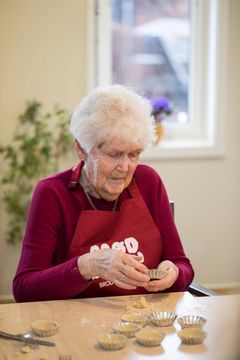 Annie (92) har vært en ivrig kakebaker og mestrer fortsatt kunsten med å lage de lekreste sandkaker. Foto: brodogkorn.no