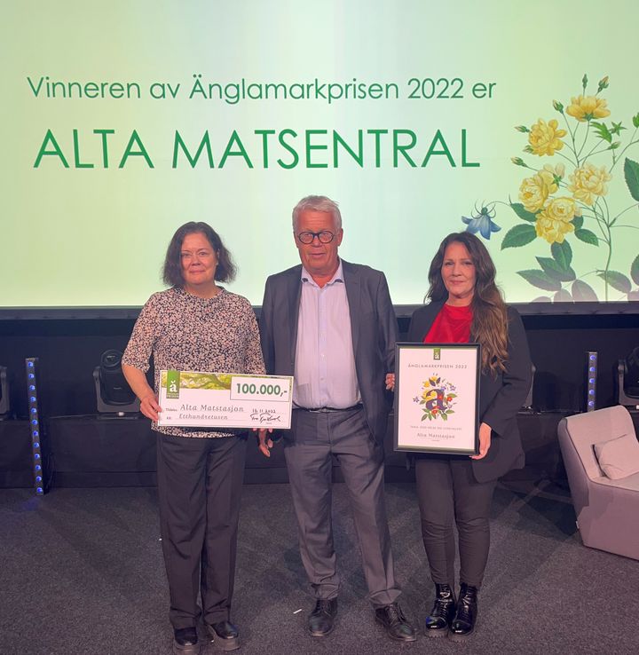Alta Matstasjon vinner Änglamarkprisen 2022: (f.v.) Anna Maria Gabourel, prosjektleder Alta Matstasjon, Tore Tjomsland, styreleder Coop Norge SA og Heidi Tangstad, styreleder Alta Matstasjon.