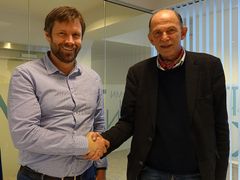 Jørn Andre Jørgensen (t.v.) og Pål Barkvoll er begge godt fornøyde med avtalen. Foto: Det odontologiske fakultet/UiO.