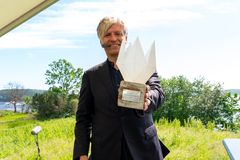 Juryleder Ola Elvestuen gir BIR prisen for årets sirkulære bedrift 2021