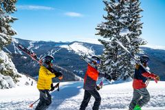 Det nærmer seg vinterferie og mange setter kursen mot fjellet. Foto: Glade Optics/Unsplash.