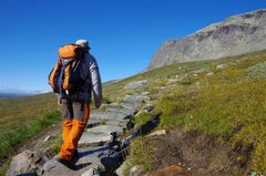 På tur på Prestholtstien oppunder Hallingskarvet. Foto: Trond Erik Buttingsrud.
