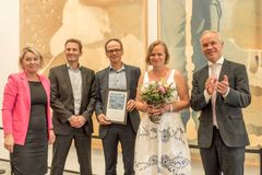 Fra venstre: næringsminister Monica Mæland, Lars Petter Maltby (med briller), styreleder NCE Eide, Helene Falch Fladmark, daglig leder Eyde-nettverket og kommunal moderniseringsminister Jan Tore Sanner.