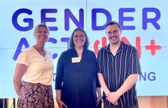 Heidi Holt Zachariassen og Ella Ghosh fra Kif-komiteen, og medforfatter Ross Woods fra Higher Education Authority i Irland, møtte de andre deltakerne i likestillingsprosjektet GENDERACTIONplus i Wien tidligere i år. (Foto: Privat)