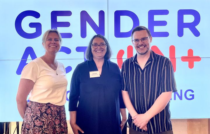 Heidi Holt Zachariassen og Ella Ghosh fra Kif-komiteen, og medforfatter Ross Woods fra Higher Education Authority i Irland, møtte de andre deltakerne i likestillingsprosjektet GENDERACTIONplus i Wien tidligere i år. (Foto: Privat)