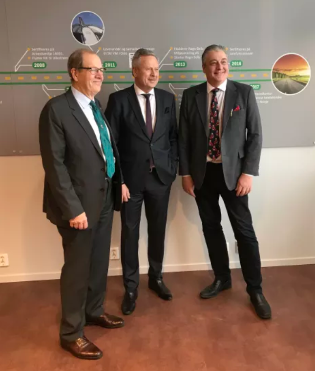 Erik Sellberg (eier), Bjørn Hoel (adm. dir. i Norge) og Lars Lindén (konsernsjef) under åpningen av det nye hovedkontoret.