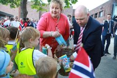 Statsminster Erna Solberg og justisminister Anders Anundsen delte ut Elias-is til barna.
