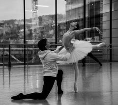 Maria Kochetkova som Odette og Yoel Carreño som prins Siegfried i Svanesjøen. 9. november danser de sesongpremieren i Operaen. Foto: Erik Berg