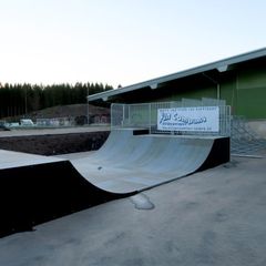 Uteområdene rundt Oslofjord Arena har klatrepark m/ trampoliner, skatepark, treningsapparater, benker og park.