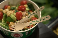 Salatbeger i papp og engangsbestikk i tre