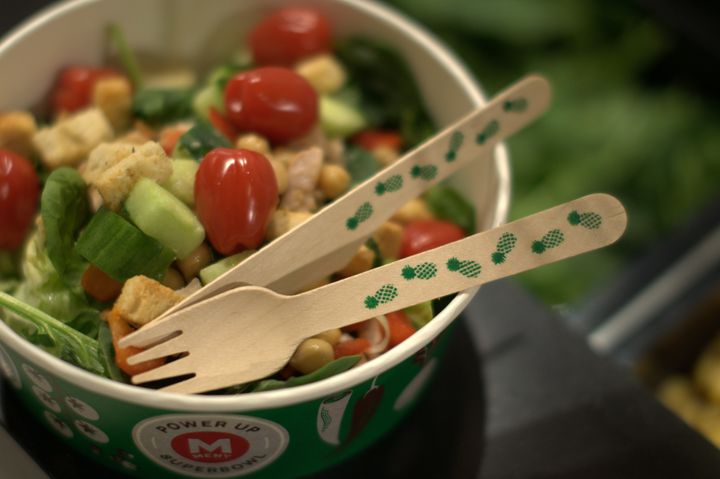 Salatbeger i papp og engangsbestikk i tre