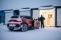 I Mounio i Nord-Finland fikk alle fem bilene overnatte i hvert sitt kuldekammer for å teste ut batterienes reaksjon på ekstrem kulde (foto: Jamieson Pothecary).