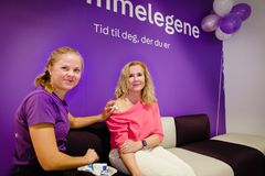 Karita Bekkemellem fikk som første kunde influensavaksinen etter åpningen. Her sammen med Klinikkleder Sofie Fosseli. Foto: Øyvind Nordhagen