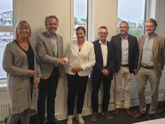 Fra venstre direktør for teknologi og utbyggingsstrategi i Nye Veier, Anette Aanesland, Bjørn Risa, adm. dir i Risa AS. adm. dir. Ingrid Dahl Hovland i Nye Veier, prosjektingeniør Stein Arild Boi Pedersen i Risa, veidriftsjef Erlend Aksnes, Risa og leder for drift og trafikantnytte i Nye Veier, Magnus Johansen.