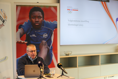 Terje Roel, leder av NIFs valgkomité, presenterte onsdag innstillingen til idrettsstyret 2023–2027. Foto: Marte Hoel Romskaug / Norges idrettsforbund