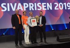 F.v: Ulf Hustad (prosjektleder Sivaprisen) Ingrid R. Lorang (adm.dir. i Siva), Steinar Tragethon (daglig leder Hallingplast) og næringsminister Torbjørn Røe Isaksen.