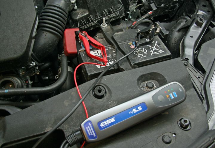 Hold bilbatteriet ditt toppladet gjennom vinteren med en vedlikeholdslader. (FOTO: NAF)