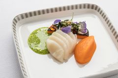 Forretten ’Butternut Squash, kamskjell og nyperosegelé’ kreeret av Michelin-restaurant Kokkeriet i samarbeid med Singapore Airlines
